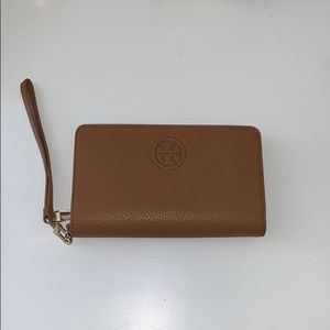 SOLD - Tory Burch small logo wristlet